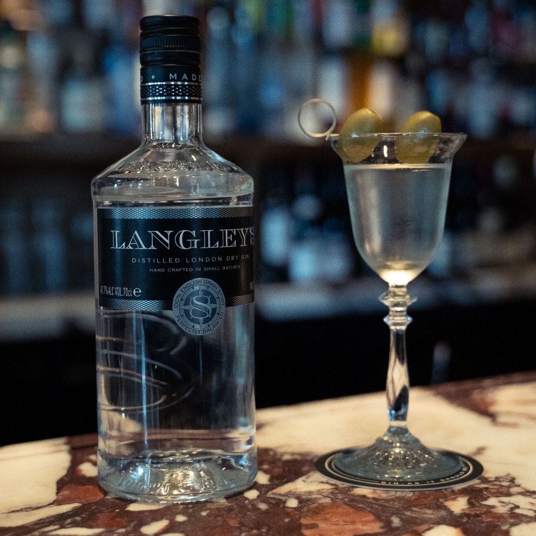 LangleysGin's tweet photo. Shaken or stirred? That's the question #langleysengland https://t.co/TrEedUyuun