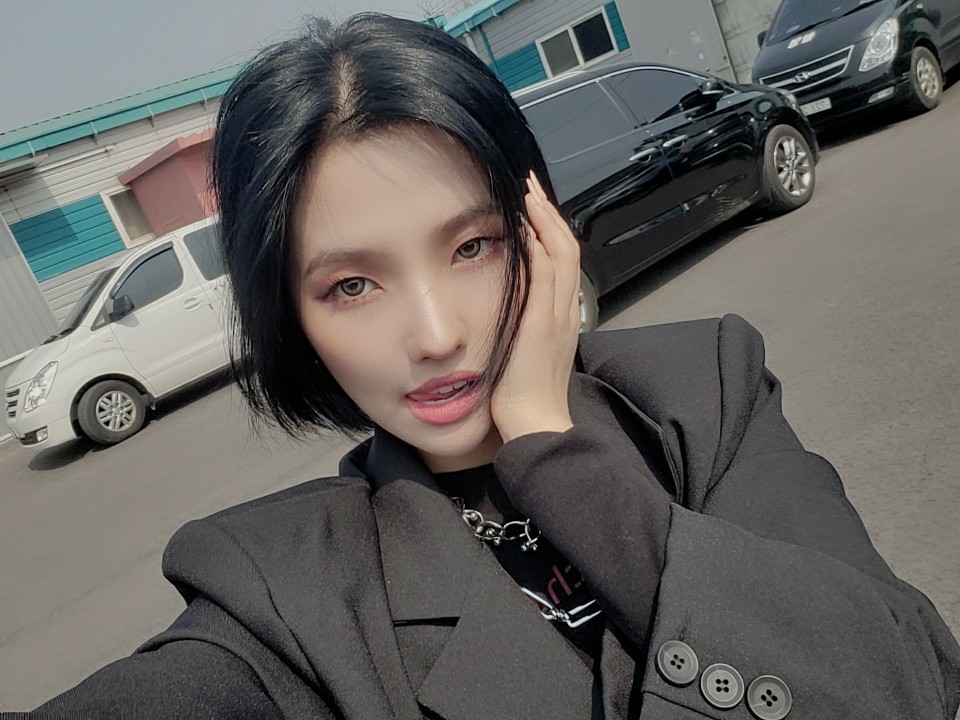 official_i_dle's tweet photo. [#소연] 내 사랑들!!! 오마이갓 잘 듣고 있어요? 무대도 멋지니까 기대하구 있어요 헤헤헤 https://t.co/NVcDW5VWrC