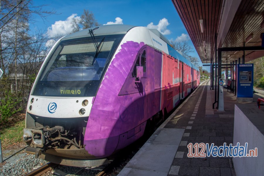 Treinen beklad met verf op de lijn Almelo-#Hardenberg. 112Vechtdal.