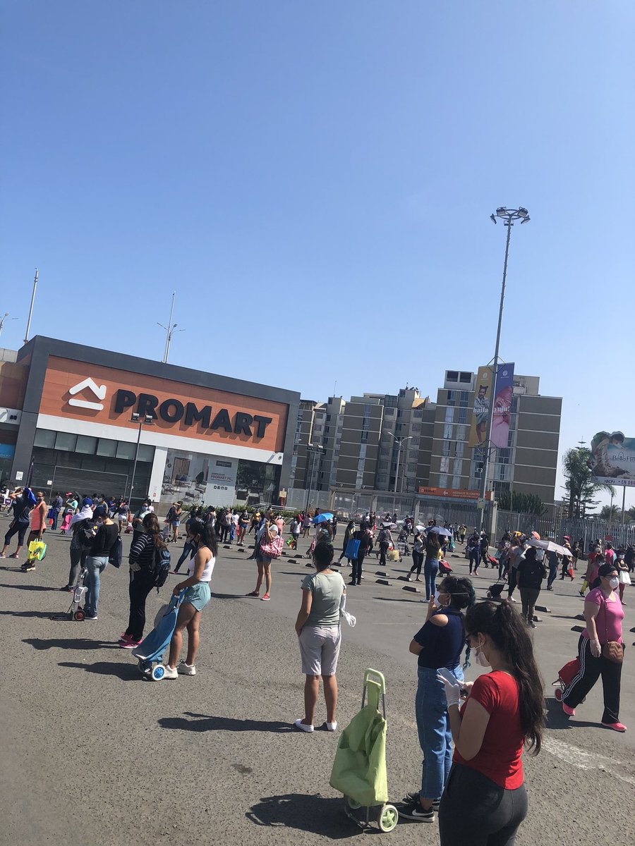 stefany69052328's tweet photo. Será que sentimos la necesidad d comprar siempre??!! Esta cola es para ingresar al plaza vea 😒 https://t.co/y4vvo9D5Sg