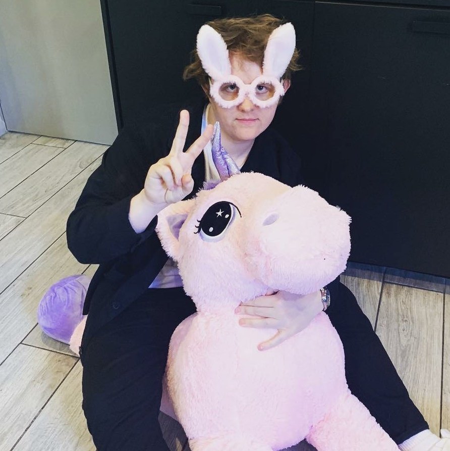 As a reminder to WASH YOUR FUCKING HANDS, here& #39;s a thread for you:  @LewisCapaldi as hand sanitizer
