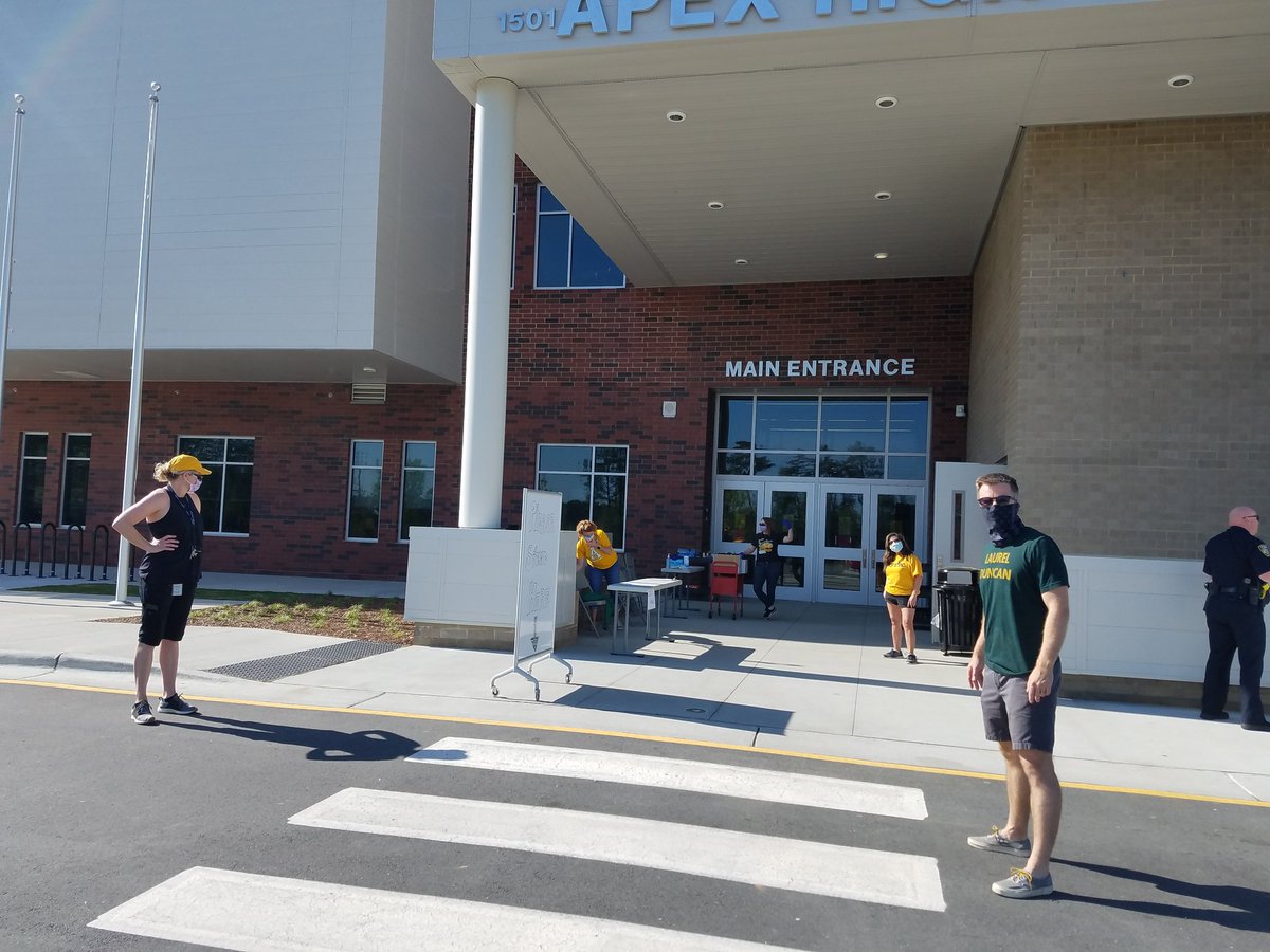 ElaineHofmann6's tweet photo. AHS laptop pickup crew is ready to go! We are practicing safe social distancing while supporting student learning. #PEAKProud #PEAKStrong  @ApexHighSchool @WCPSS #wcpssremotelearning https://t.co/nNx2lEc6N6