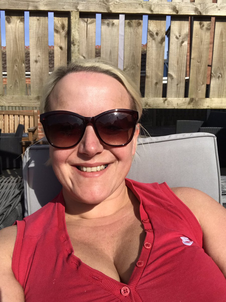 Dawnknowles81's tweet image. Chill in The garden with my girl@b4 shift 🐶☀️❤️ #doggydaughter