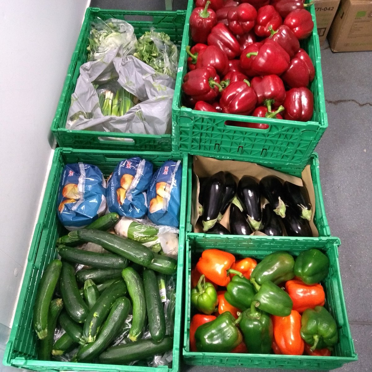 SloughOutreach's tweet photo. Thank you @londonsloughrun for delivering fresh vegetables for our #OutreachKitchen @WindsorForestCG
#TogetherWeFightTheVirus ๐ https://t.co/HdVcZXmCNs
