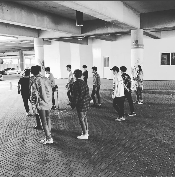 thyyeol27's tweet photo. “Nếu có mãi mãi, thì đó chính là EXO và EXO-L”-Kim JunMyeon. Chỉ cần bên nhau, chúng ta chính là mãi mãi
#우리의_청춘_시대는_엑소라고_부른다 #8YearswithEXO  @weareoneEXO https://t.co/onbeSPcGsa