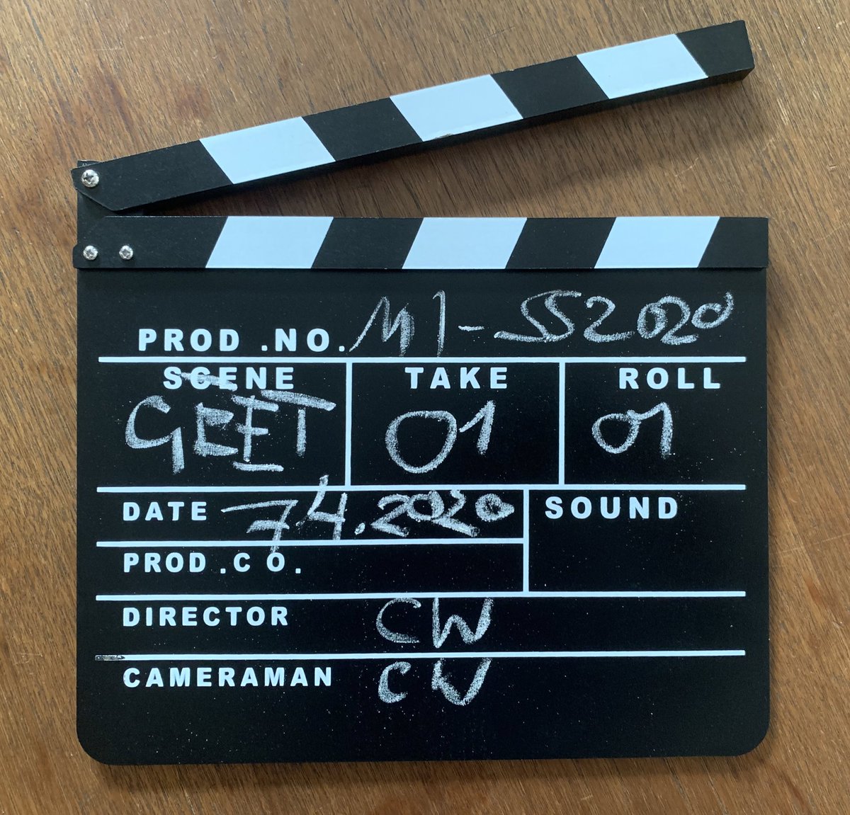 chriswolff's tweet photo. Das Aufrüsten für die #digitalelehre geht weiter: Heute ist meine sehnlichst erwartete Regieklappe eingetroffen, die ich für die Aufzeichnung der VL #GameEngineering und #EntertainmentComputing (GEET) nutzen will @MedienInfRgb @uni_regensburg #COVID19 #BleibtZuhause https://t.co/WB6z78qFXm