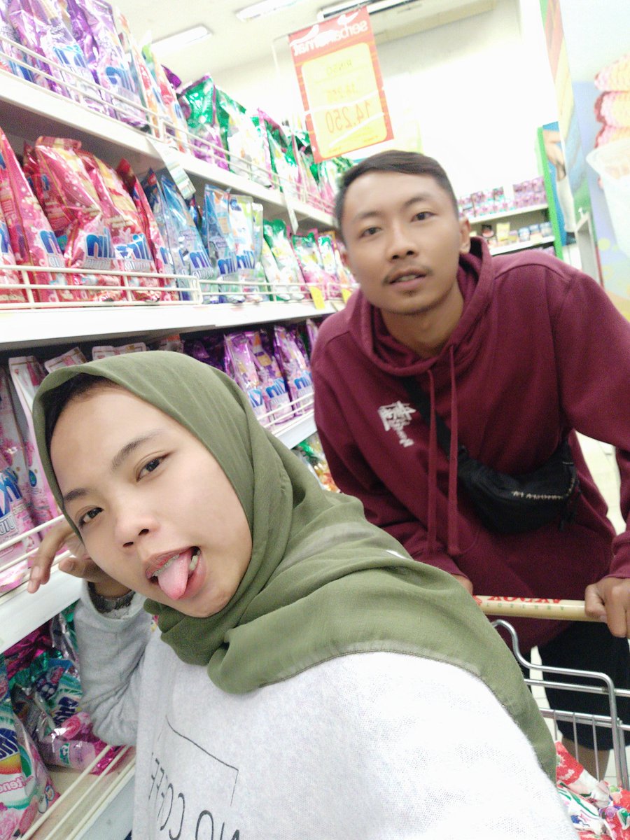 risman_dani's tweet photo. Pacarku bego yah, dia anak akper saat yg lain nyari abdi negara bwt nikaaahyu. Eh dia malah sama aku tukang kabel yang bau matahari~ 

Terima Kasih Ya Sayang. https://t.co/O0PYRbOGZr