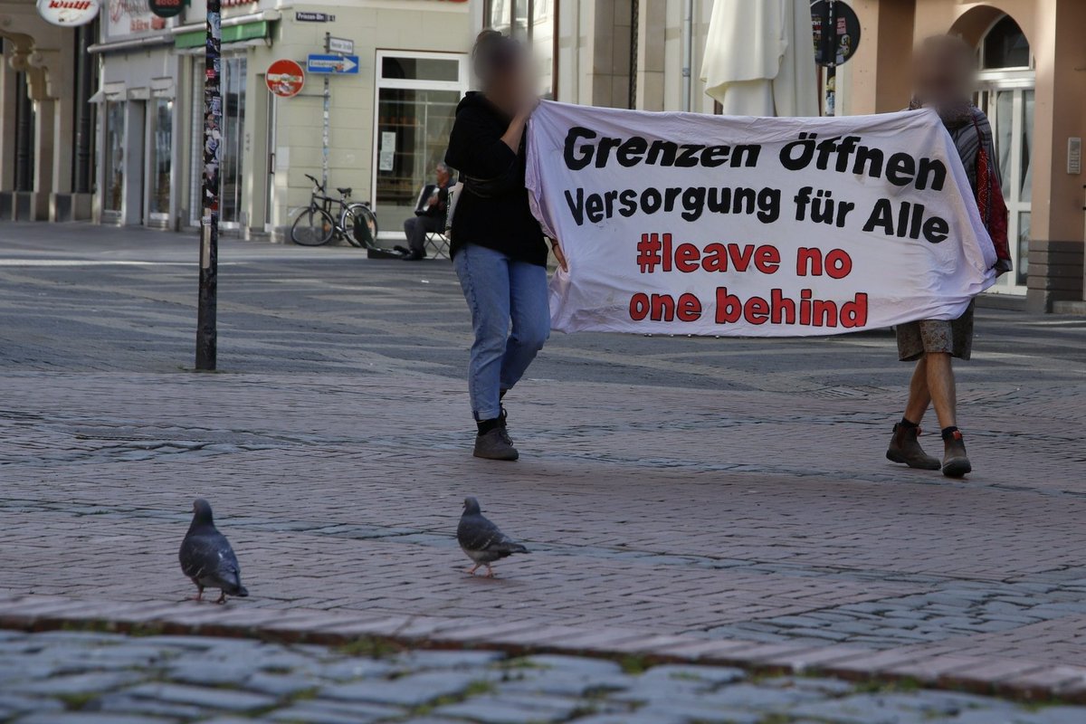 linksunten_goe's tweet photo. Unter wachen Augen der #BFE #Göttingen fand am Dienstag Nachmittag ein weiterer stiller  #LeaveNoOneBehind #wirhabenplatz #Protest in der Stadt statt. Max. 2 Personen zusammen liefen mit #Transparenten und Patches mit politischen #Parolen durch die sonnenbelichtete #Innenstadt https://t.co/mXTETfhycq