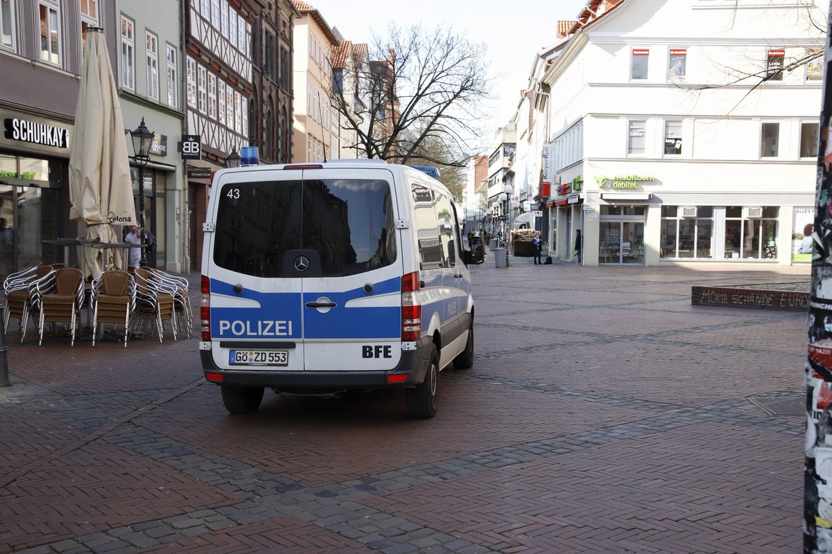 linksunten_goe's tweet photo. Unter wachen Augen der #BFE #Göttingen fand am Dienstag Nachmittag ein weiterer stiller  #LeaveNoOneBehind #wirhabenplatz #Protest in der Stadt statt. Max. 2 Personen zusammen liefen mit #Transparenten und Patches mit politischen #Parolen durch die sonnenbelichtete #Innenstadt https://t.co/mXTETfhycq