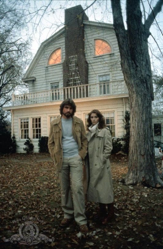 The Amityville Horror (1979) - Una familia perseguida por eventos paranormales en una casa, anteriormente propiedad de los DeFeo, donde Ronald Jr asesinó a toda su familia. Hay muchas películas y libros sobre esto. Aquí, la casa real y la de la primera película.