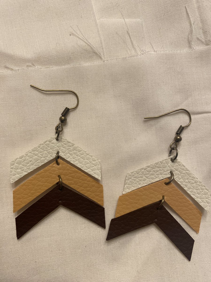 jennifer_bayola's tweet photo. For my #talentedtuesday I’ve been making earrings :) They are getting a little better every day! #virtuallyneer https://t.co/1WFf0zUTOh