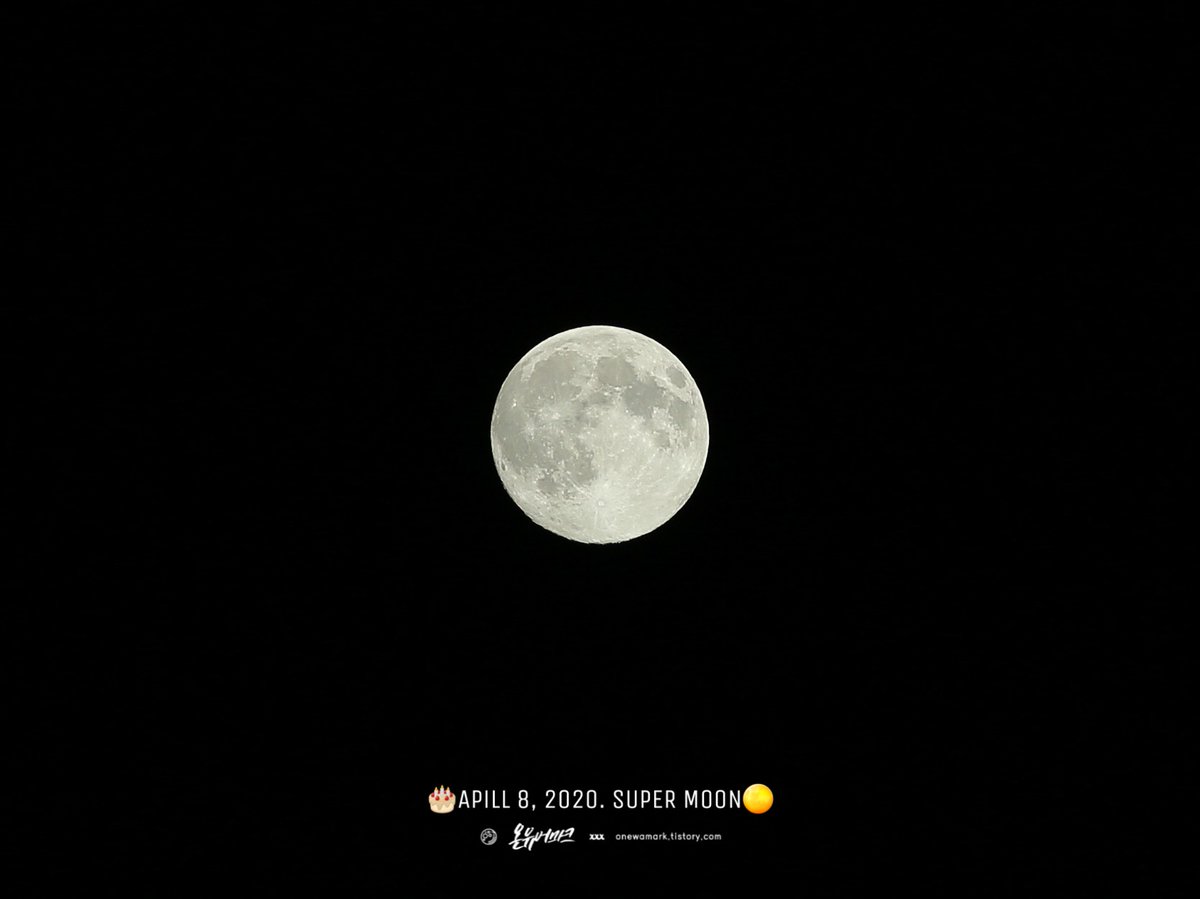ONEWAMARK's tweet photo. 오늘따라 유난히 더 밝고, 더 가까워진 달 만큼🌕
너와 나의 거리는 0m🥰!!!!!
종현아, 생일 축하해🎂❤
#종현아생일축하해
#HappyJonghyunDay
#4월의_종현이는_언제나_빛이나
#종현아_덕분에_내_평생이_따뜻해 
#사랑을_달빛에담아_종현이에게
#종현이에게사랑만 https://t.co/S3pDOGvOTg