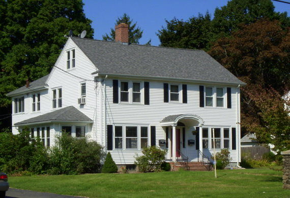 The Haunting in Connecticut (2.009) - Inspired in the events reported by the Snedeker’s, a family that in 1.986 rented a house in Connecticut that had been overtaken by demons, likely because the building was previously a mortuary. The real house and then, the one from the movie