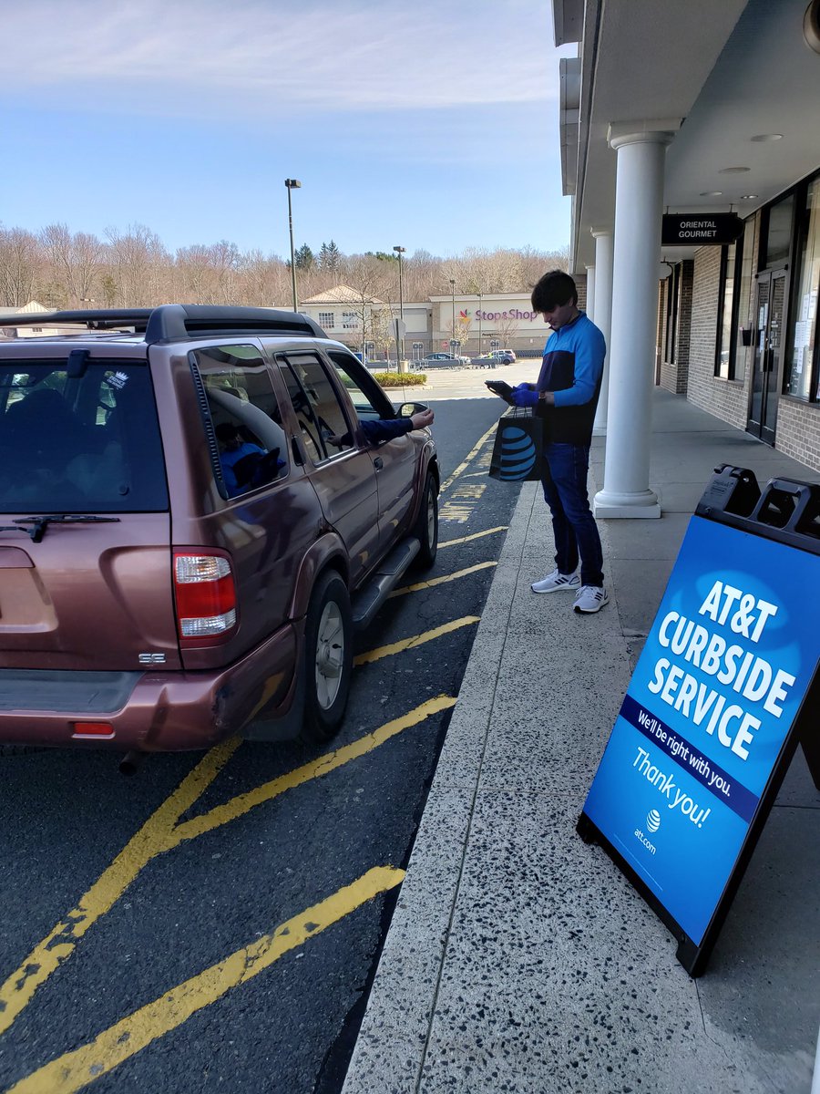 Tinastuart_'s tweet photo. Helping our community is living Our Promise! #bethere #lifeatatt #SOUTHBURY @keroninc @JPotter24 @RubenS0to @HebnerJared https://t.co/XVHBifr4KK