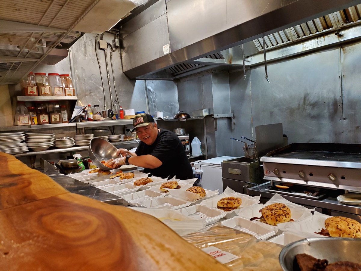 NexusDirect's tweet photo. Proud of our Nexies Brian Langley &amp; Becca Burgess for taking the time to coordinate with Ray Rays at the Mayflower &amp; North End Juice Co. to provide breakfast for Sentara's VA Beach General Hospital this morning!
#NexiesWhoCare #SomeGoodNews #TogetherApart #HelpEachOther https://t.co/aFijYN1hxb