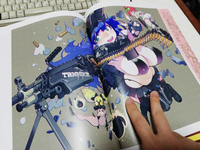 他にも、『ハルチカ』の版権イラスト、『対魔忍』などお外の仕事も多数収録してます。らび所長の落書きも印刷すると見応えありますねぇ✨ 