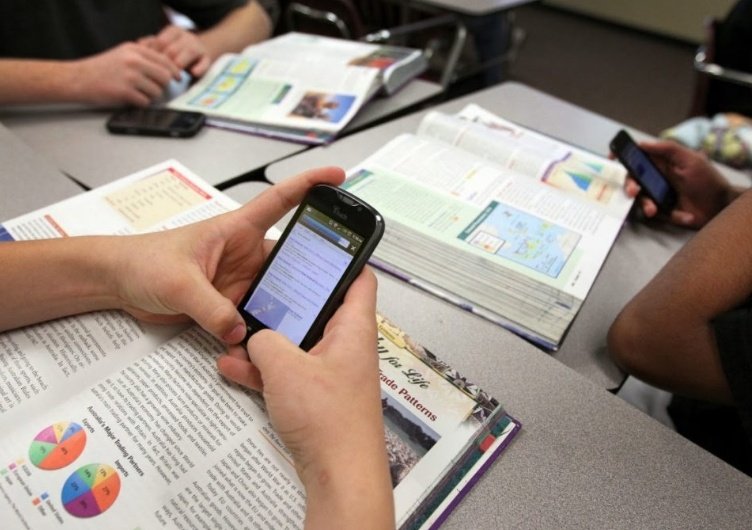 grupomygg's tweet photo. El uso de los dispositivos móviles en la educación es una herramienta que fortaleza nuestra enseñanza, ya que encontramos variedad de información, entre otras cosas más que nos ayudan para nuestros trabajos educativos. 🎉
#rrubis
@GuaichaYesli https://t.co/zqy8WhIRvG