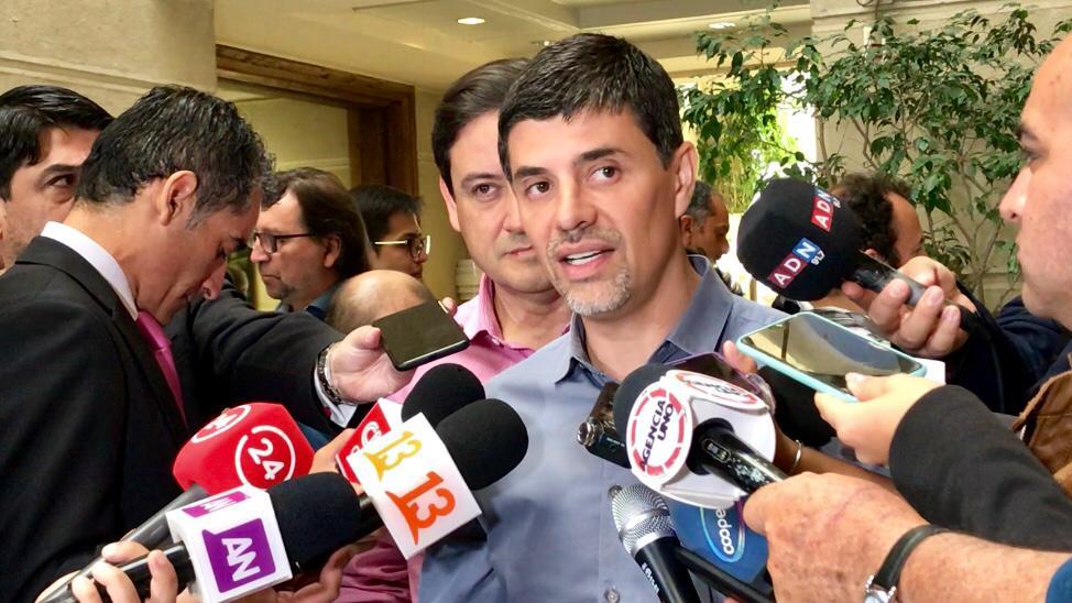 CNNChile's tweet image. “Tiene la mala costumbre de saltarse las reglas”: Marcelo Díaz presenta denuncia contra Piñera por visita a Plaza Italia
bit.ly/2V9fXXf