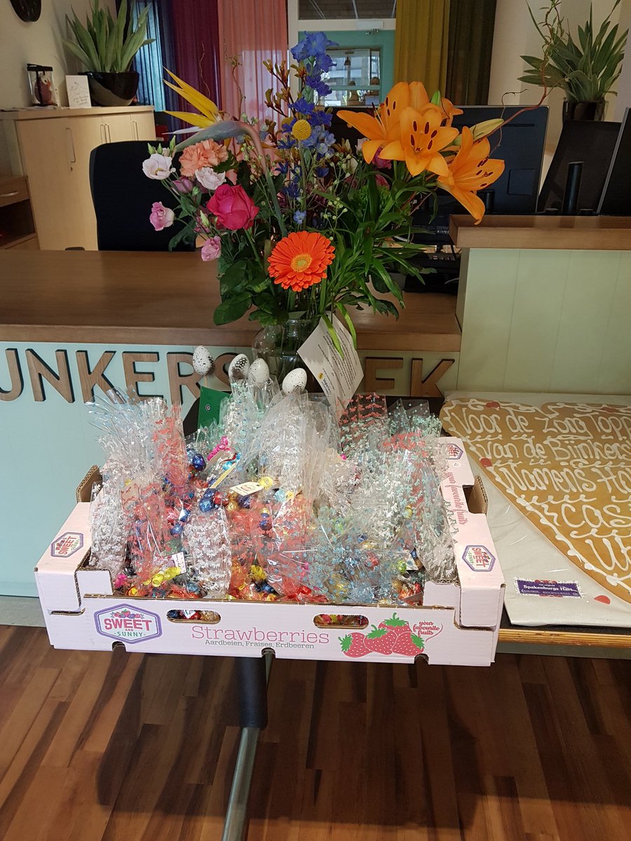 #samensterk 
Vrijwilligster schrijft 243 kaartjes voor alle bewoners 💖
#ontroering #prachtig boeket van Stigho electro 💖 <a href="/hollandcasino/">Holland Casino</a> 
Hierbij onze grote dank🌹
<a href="/AxionContinu/">AxionContinu</a>