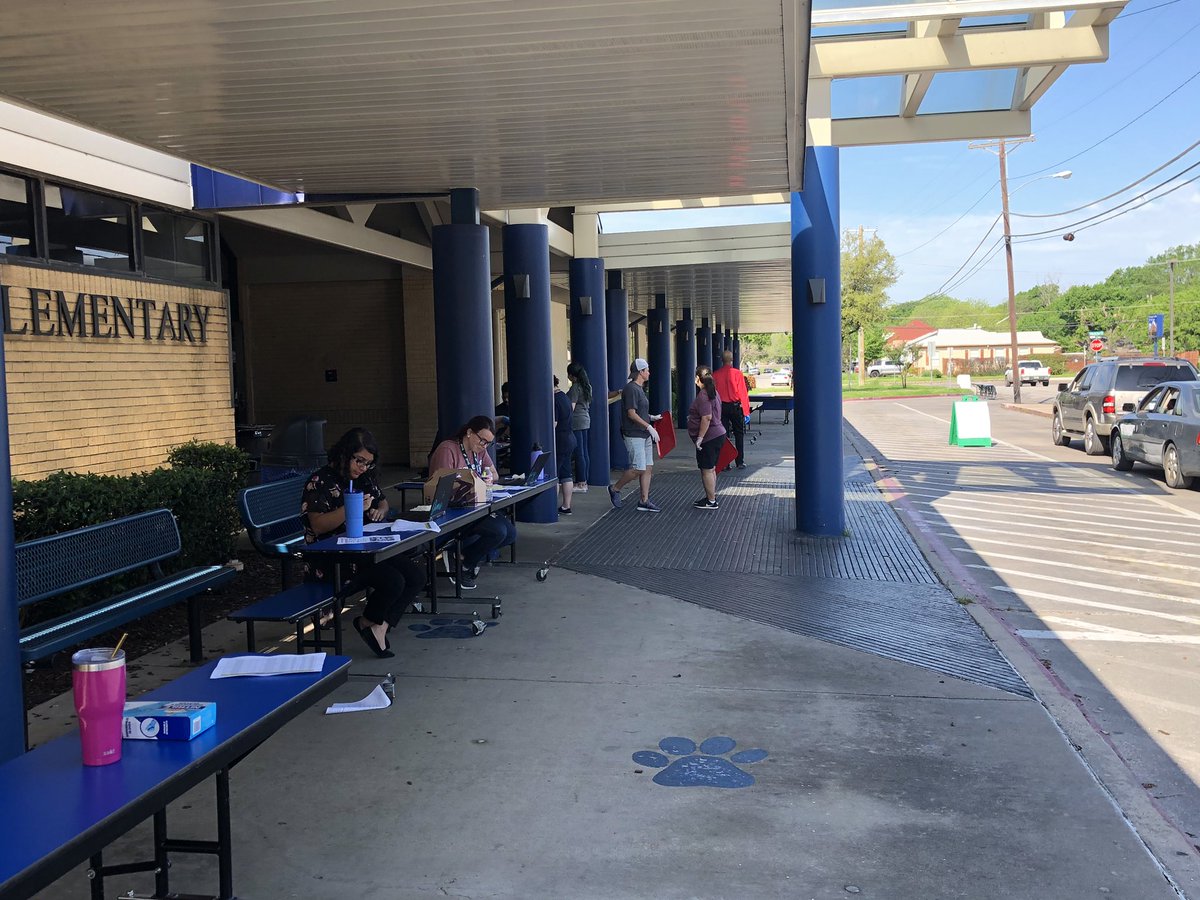DrJarethaJordan's tweet photo. Oh the feels! Seeing the students, parents, and staff so excited to see each other made my day! Thanks @JHaleyBulldogs staff for loving on kiddos so much! You can truly tell that you are their safe place! #myirvingisd #IrvingLearnsatHome https://t.co/fINfTT43Kx