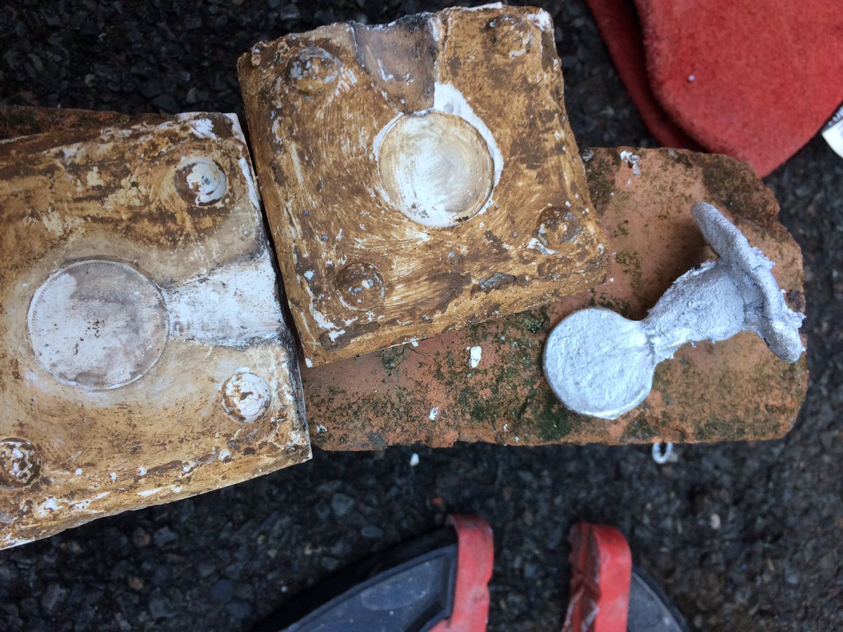 normanpayne73's tweet photo. #lockdowngoals no.1 & no.2 achieved - build a home forge with son(badly welded and wonky if possible), use forge to melt beer cans, use molten aluminium to cast stuff! ✅ #castingmetal #forge #meltingstuff #homeforge https://t.co/tGUQnCl1ic