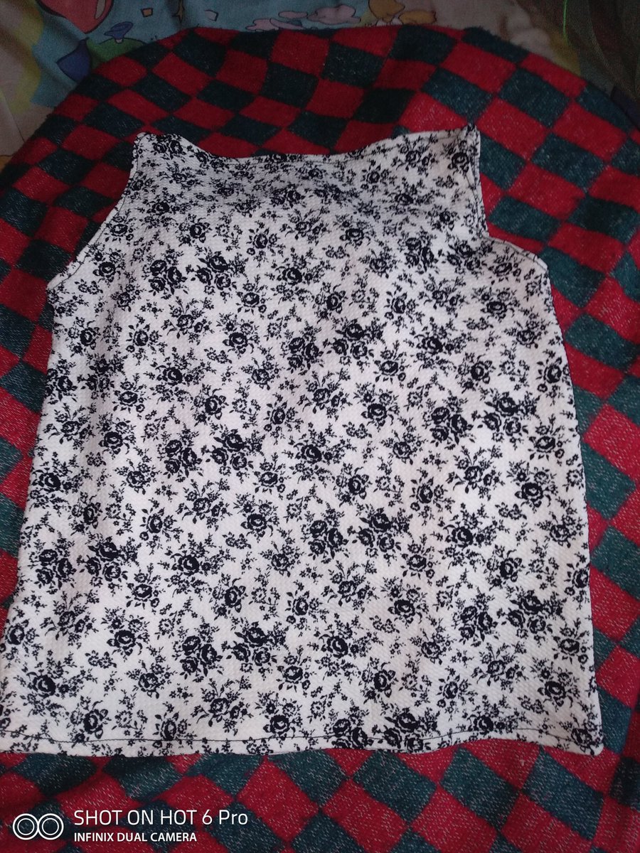 Beatric28244253's tweet image. I made this last Saturday n I b novice for tailoring work. It just don on me to cut n sew n my niece has started rocking it. #lockdownexperience