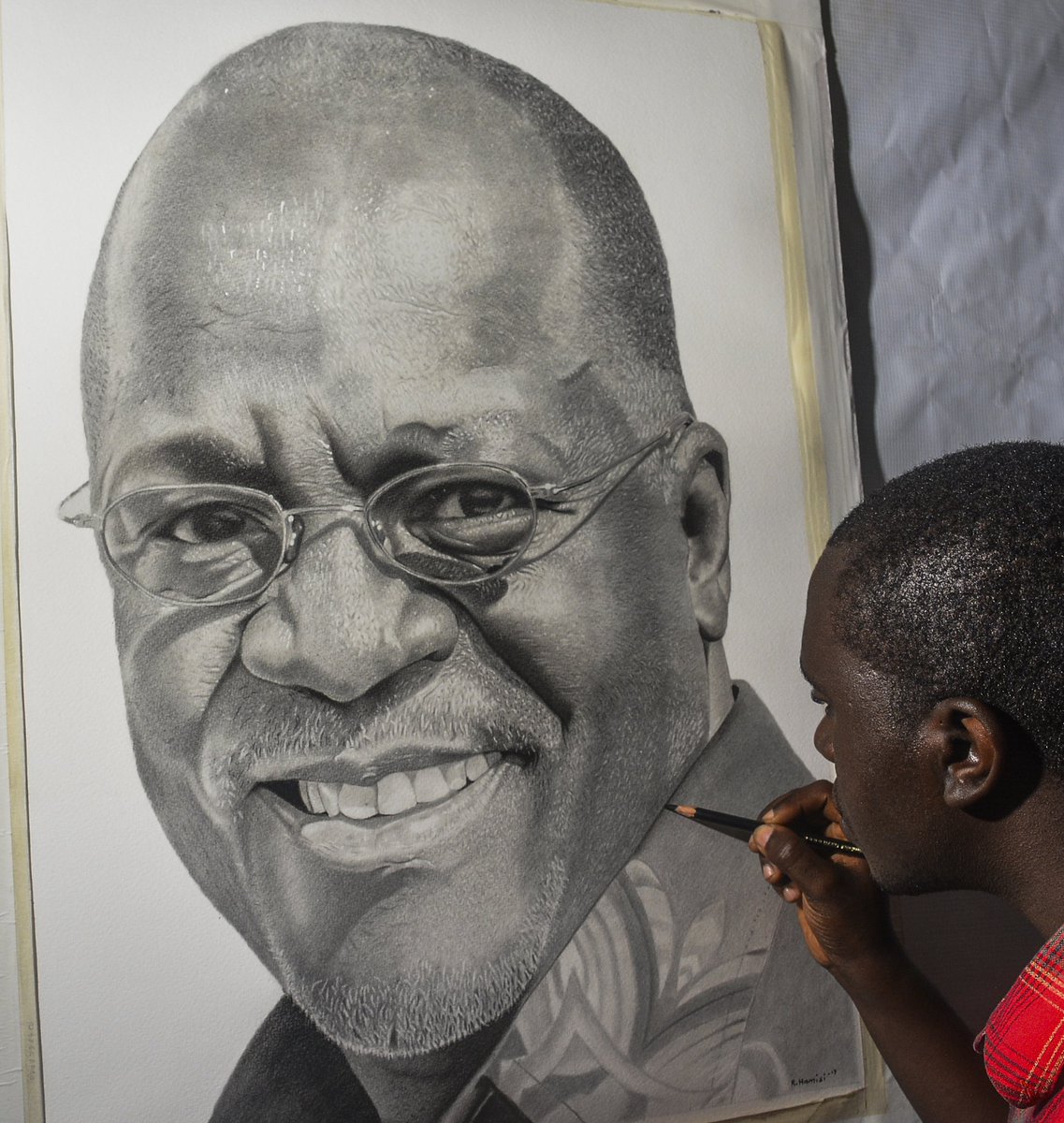 Charcoal on paper
A drawing of my Tanzanian president Dr John Pombe Magufuli. 

#Tanzania #Magufuli #ArtistOnTwitter #Pencildrawing