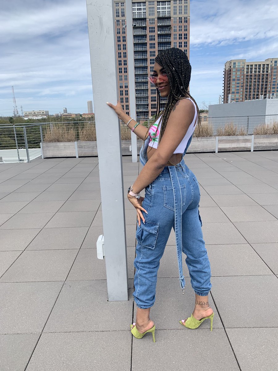 KiraChanell_'s tweet photo. Sassy, but classy 🥂
1908💚💓 Cheers to being an AKA for 1 year 🥳 https://t.co/5irPCgufzz