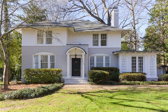 LKNHomesByRobin's tweet photo. Fall in love with this 5 BD/ 4 BA in Charlotte. Call, text or direct message me for more info.  https://t.co/gSiGqW4dUc https://t.co/rOmiVxfWsk