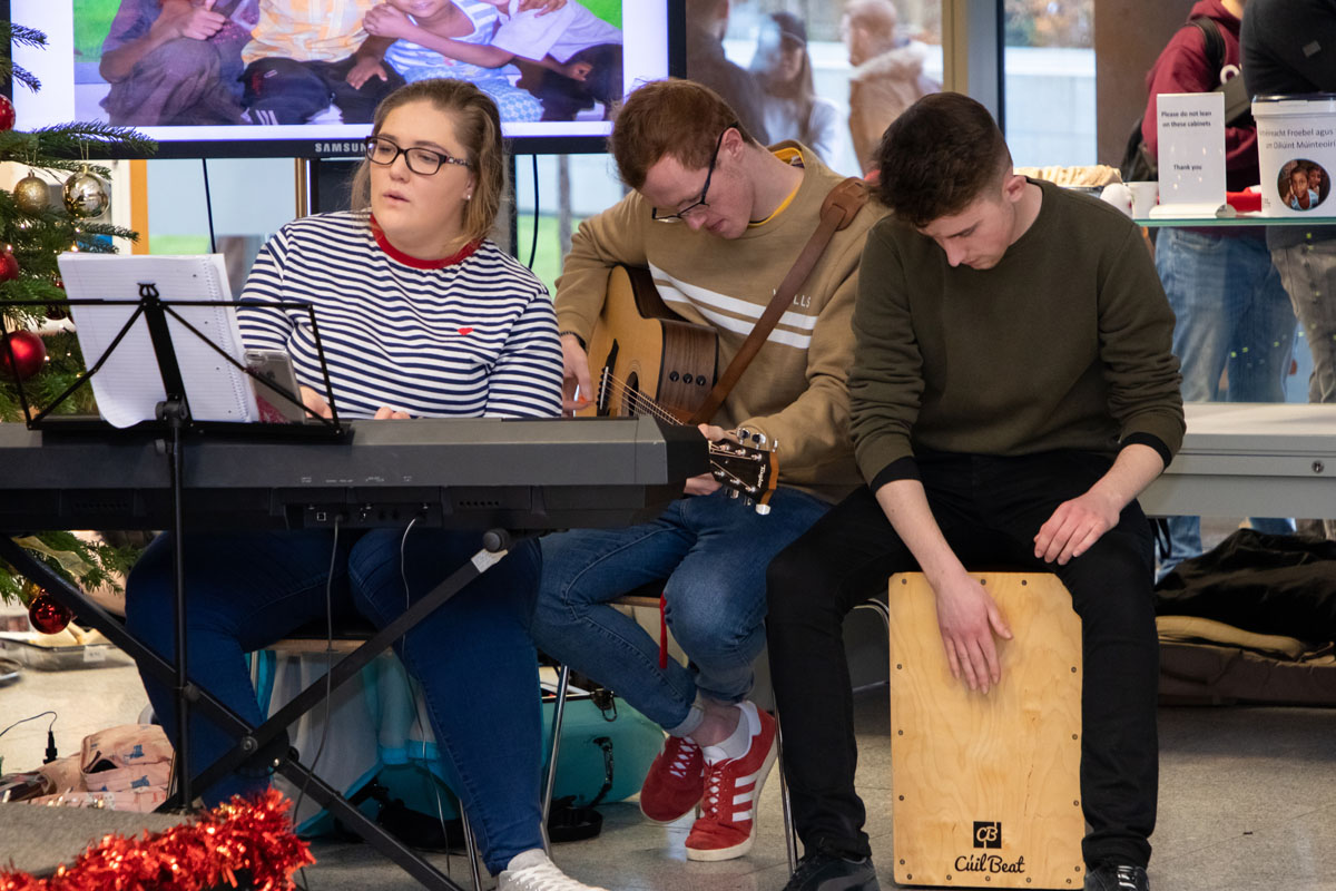 OnaGaeilgeMU's tweet photo. Fíor-bhródúil go deo as Gaeilgeoirí Mhá Nuad a bheidh páirteach Dé hAoine ar 8pm ar YouTube sa cheolchoirm charthanachta #TogetherForTempleStreet. Go n-éirí le Just Like Us, An Chéad Ghlúin Eile, Seán J Heslin agus an príomheagarthóir agus laoch, Conchúr. https://t.co/7mFQDFMtbS https://t.co/SqTAFYddQ1