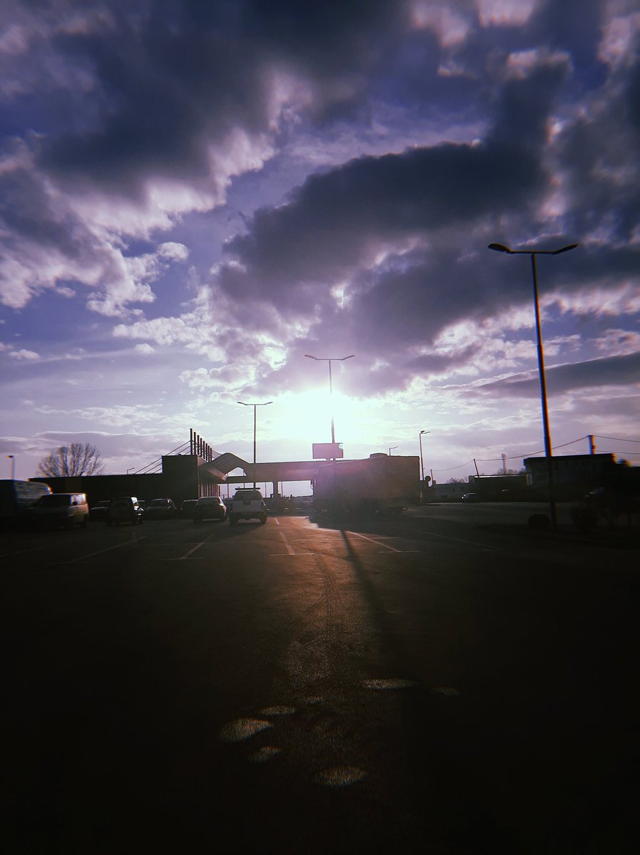 b4rdhi06's tweet photo. Gilan 💙
#Roads #Sun #SunSet #GilanCity #Hood #0280GL https://t.co/wqNw5fMhap