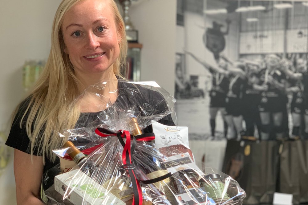 Kære <a href="/louisefoens/">Louise Føns</a> -du havde fortjent en hyldest på halgulvet for de 200 kampe i <a href="/KBHBolddk/">København Håndbold</a>-trøjen, men du har om nogen mere fortjent en hyldest for aldrig at sætte dig selv over holdet -og for at være en enestående kulturbærer og et godt menneske ♥️ Tak for dig #stjerne #klubikon