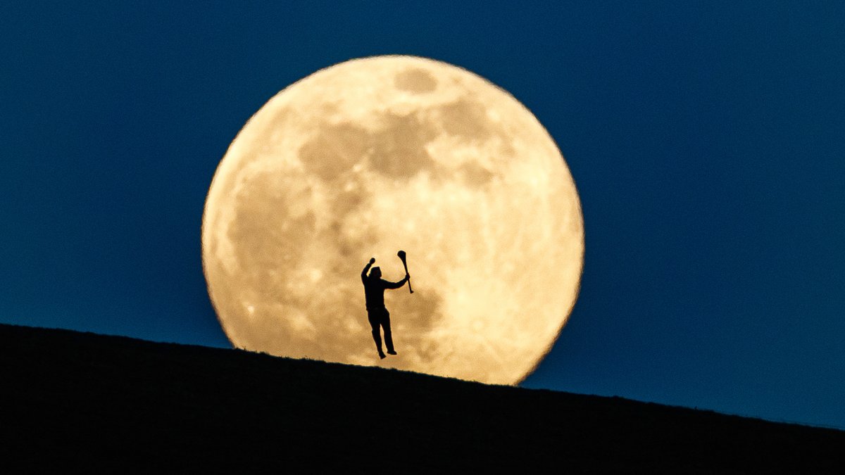 The Super Moon rises over Croghan Hill, Co. Offaly tonight, shot for @Inphosports #supermoon #SuperPinkMoon #hurling