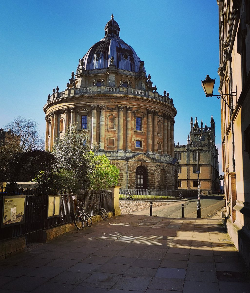 JoshStone_obc's tweet photo. Peace and quiet in a normally packed tourist spot of Oxford. #Oxford #radcliffecamera https://t.co/oyRxZLs8fe
