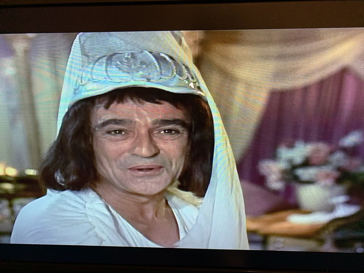 Anyway- that cut to pisshead to the stars happened while Kenneth Williams was en route to the same temple of Vesta. Here’s Kenneth Connor wearing a plant plot and telling him he’s a eunuch.