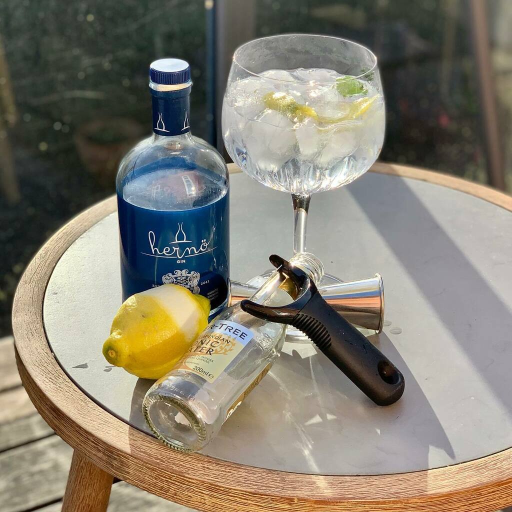 greensworlddk's tweet image. Happy Corona Tuesday - Hernö organic gin with Fevertree Indian tonic, lemon zest and koriander - simple and beatiful 🍸

#hernögin #feveetreetonic #springgin #scandinaviangin #ginlover #gingoals #ginventory #ginandtonic #gt #whynotgin #ginlisius #ginf… instagr.am/p/B-r5EjVjazV/