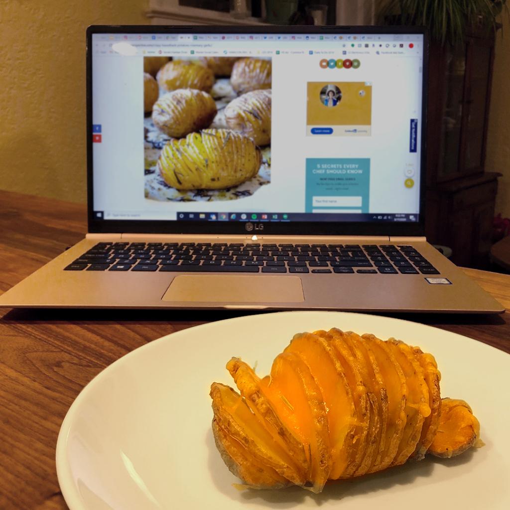 LGUS's tweet photo. #WFH life with LG. You say potato. I say delicious. #LunchFromHome
📷: Mike https://t.co/lhwCt3ddgE