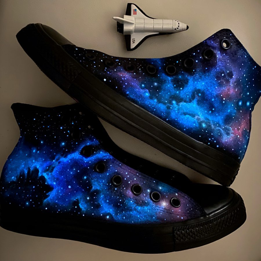 ArtNGlow's tweet photo. Imagine WEARING the universe AND it glows in the dark 🤩🚀✨ Handpainted by Lanchen Designs (@lanchendesigns) using Art 'N Glow glow paints!⁠ 🖌️

#glowinthedarkpaint #glowpaint #glowart #glowpainting #glowinthedarkart #acrylicpainting https://t.co/LalQiO6cEO