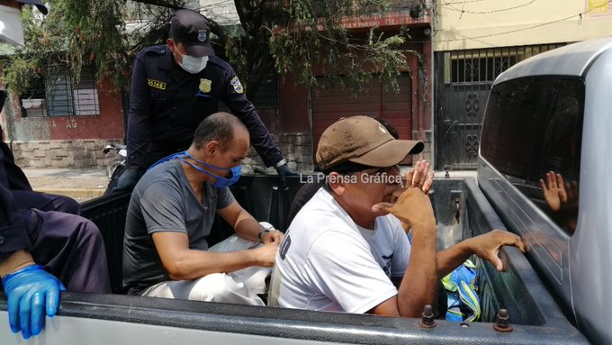prensagrafica's tweet photo. Agentes de la PNC detuvieron a tres hombres en San Salvador por no cumplir la cuarentena domiciliar. Uno de ellos dijo que iba a comprar pan a la vuelta de su casa. Foto LPG / J. Funes. https://t.co/WzEqx38VJy