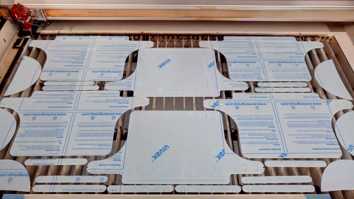 capsciences's tweet photo. 📢 #COVID19fr

Notre #FabLab produit 300 visières/jour pour les personnes exposées et personnels soignants du CHU de Bordeaux, d'EPHAD, de cliniques et d'infirmières.
Merci à nos fournisseurs et partenaires !

👉 https://t.co/ElCoo8lsPF
📩 fabmanager@cap-sciences.net https://t.co/DsVQuDQnnE