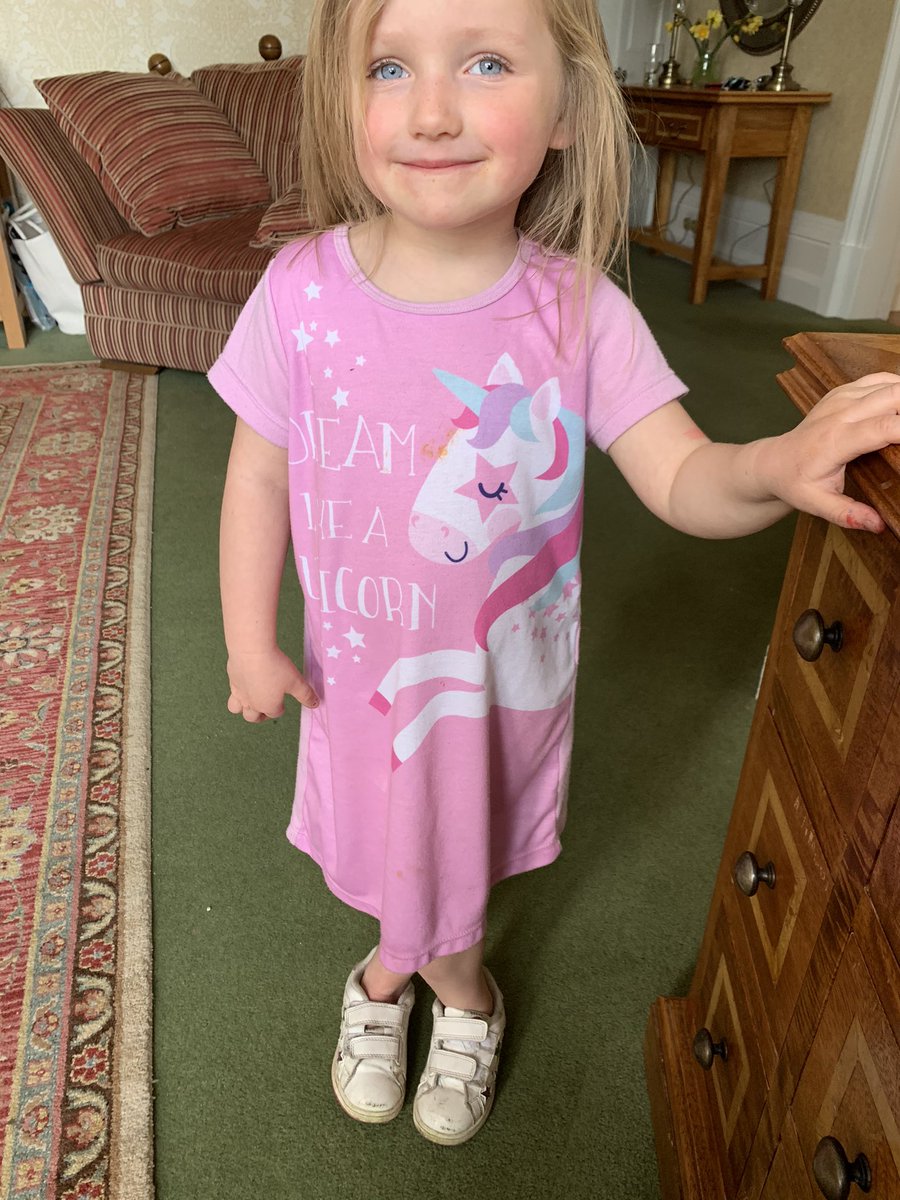 holdeni's tweet image. Picture one, em you have your shoes on the wrong foot. Picture two, no I’ve not !!
#smart  #quickthinking