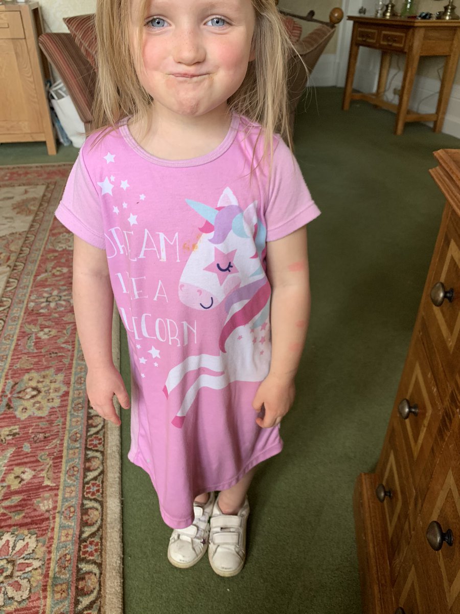 holdeni's tweet image. Picture one, em you have your shoes on the wrong foot. Picture two, no I’ve not !!
#smart  #quickthinking