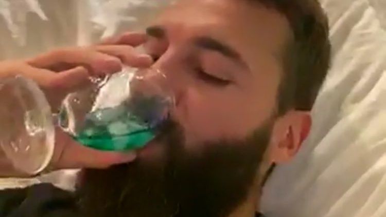 #confinementjour22 : Benoit Paire livre une prestation d'anthologie  sur Instagram focusur.fr/actualites/sur…
