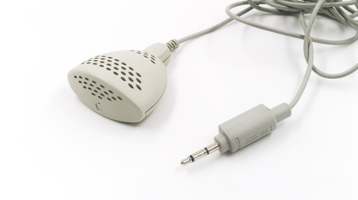 J'avais oublié les AppleDesign Powered Speakers (un peu jaunis). Et un microphone Apple avec... une prise propriétaire (Plain Talk).