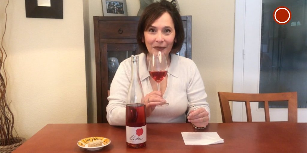 VinObjetivo's tweet photo. 📹 Vetas Rosado 2018 de @BodegaVetas  puede perfectamente sustituir a un blanco o a un tinto en tus comidas y te puede dar un intenso placer en solitario porque tiene la frescura y acidez del primero con la estructura y complejidad del segundo https://t.co/ycR4Z2XBCV #video #cata https://t.co/UBATvZqt9u