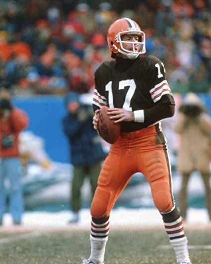 If you look back at the old uni’s, here are the 3 biggest issues the  #Browns needed to fix with our rendition: The Sleeves: they’re all jacked up. We need 5 stripes near the bicep, not 3 on the shoulder. Also, the Brown uni’s should’ve had white / orange stripes.