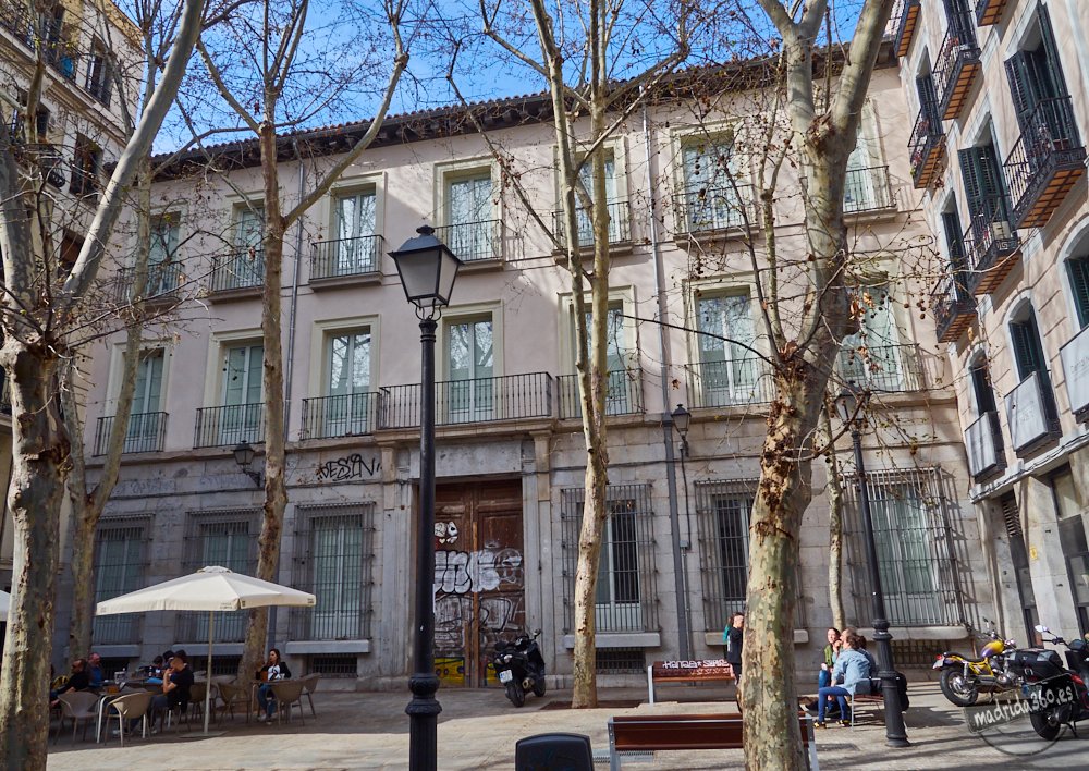 madrida360's tweet photo. #Elpalaciodeldía185. Justo enfrente del palacio de ayer, en la Plaza Duque de Alba nº 2, se encuentra la Casa-palacio de la Duquesa de Sueca, mujer de Manuel Godoy, obra de Antonio de Abajo en 1791. Pertenece al Ayto. @MADRID. Es la puerta de entrada al @MdT_TVE. #elpalaciodeldía https://t.co/g7cmrBZdc3