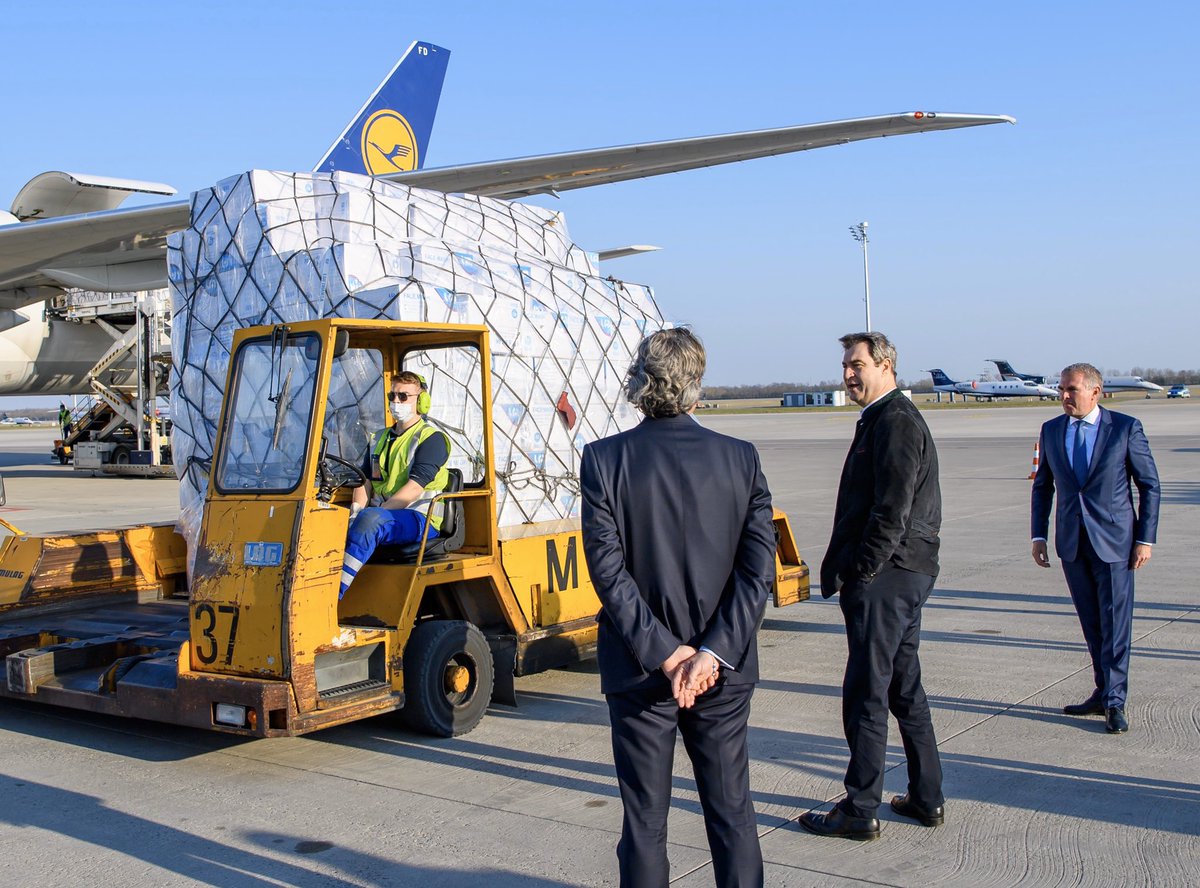Markus_Soeder's tweet photo. Neue große Schutzmasken-Lieferung am Flughafen München: Acht Millionen Masken entlasten Medizin und Pflegeheime. Auf Dauer brauchen wir aber viel mehr Masken in Deutschland. Wir brauchen eine eigene deutsche Notfallproduktion. In Bayern haben wir damit begonnen. @MUC_Airport https://t.co/nEpJwqqvDC