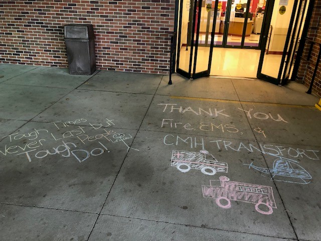 ChildrensMercy's tweet photo. Tough times never last, but tough people do! Thanks to our Patient and Family Support Services for the sidewalk chalk art to show the love to our transport teams. #HealthcareHeroes #COVID19 #LoveWill https://t.co/DK3753DvS9