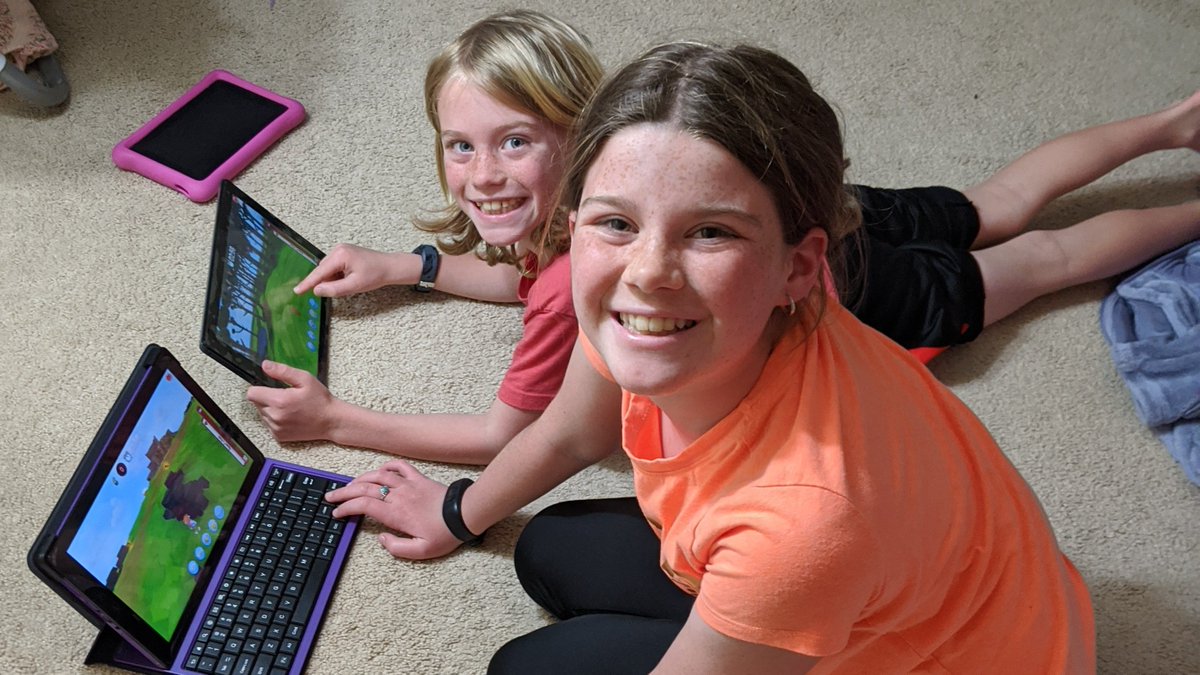 HarbisonWestEl's tweet photo. We love seeing the pictures of our Harbison Heroes working on their distance learning! Keep up the great work, Heroes! #HWES #Pridein5 #BelieveGrowSoar https://t.co/LCVgJNkCVT